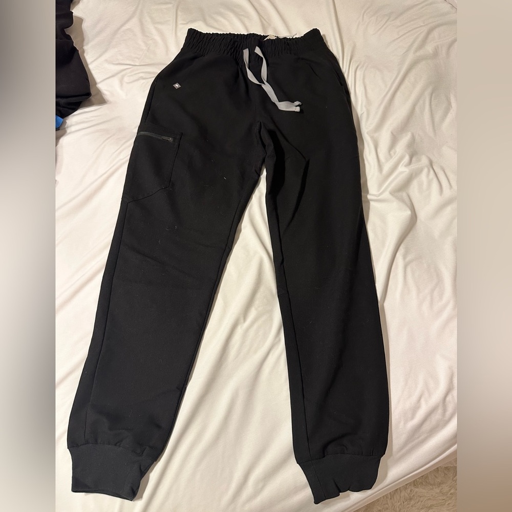 FIGS jogger pants in size small